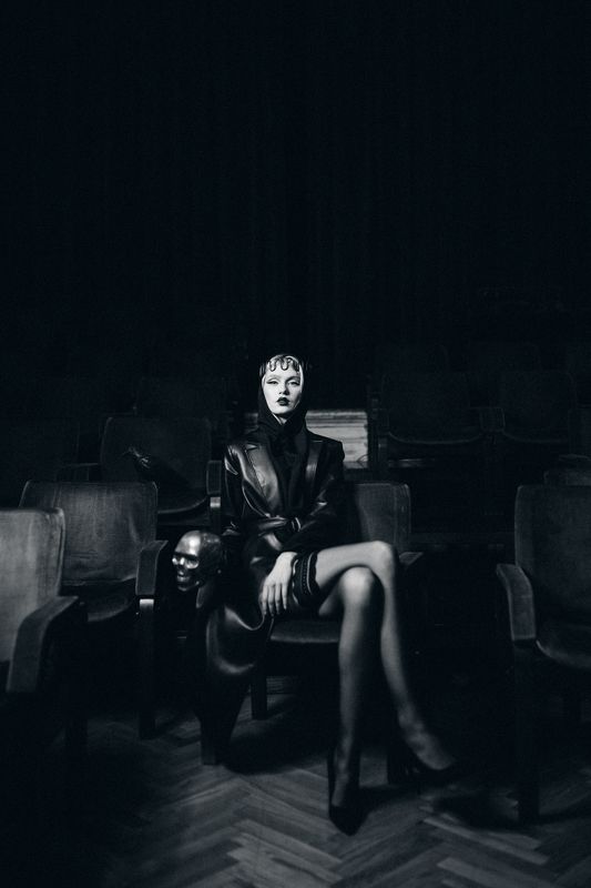 portrait,fashion,fineart,heels,editorial,bnw,pretty,blonde,sitting,cinematic,moody, Waiting... фото превью