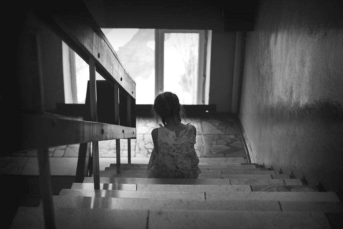 дети,жанр,черно-белое,окно,ребенок,лестница,девочка,стены, Оксана