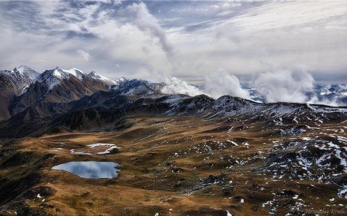 Из-за хребта дуло...