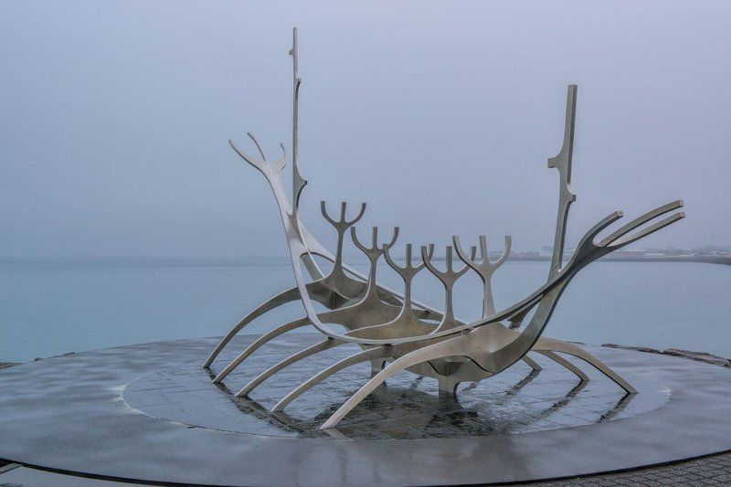 путешествия, Исландия, Рейкьявик, лодка викингов, стелла, пасмурное утро ждущая викингов фото превью