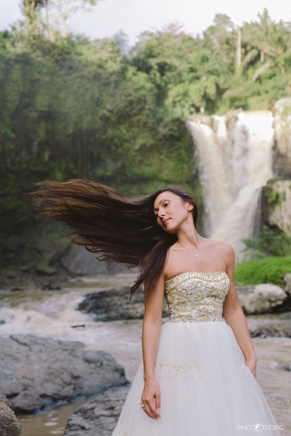путешествие, свадьба, невеста, образ, девушка, платье, елен цай, elen tsay, бали, wedding, счастьее, нежность, любовь, азиатка, грация, красота, водопад, , Japan