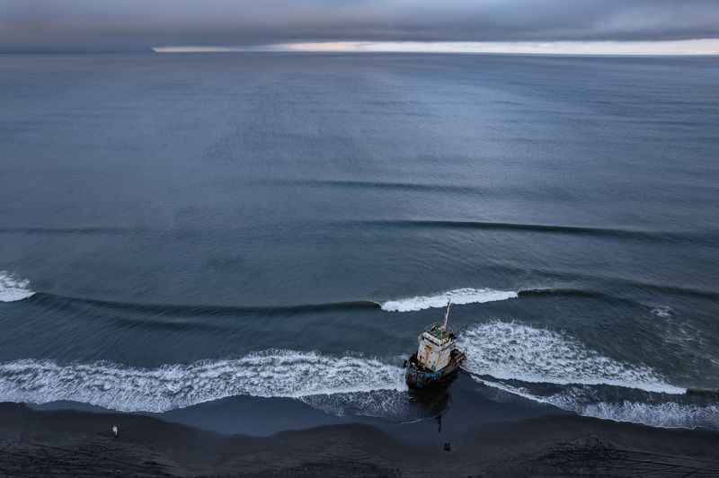 залив касатка, южные курилы, море, океан, судно, пляж, черный песок тет-а-тет фото превью