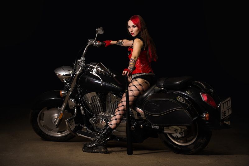 красное на чёрном фото превью