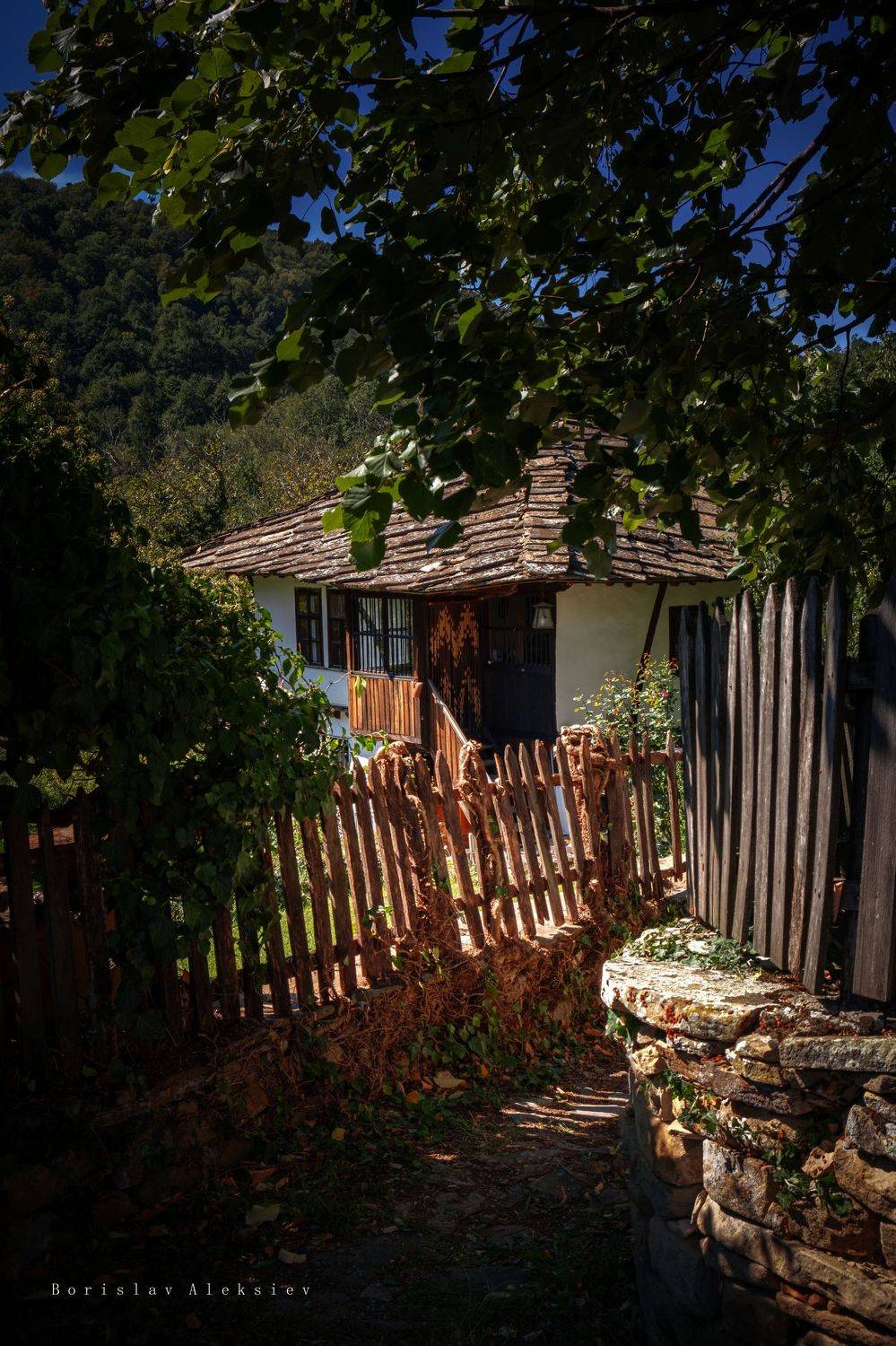 bulgaria,bozhentsi,travel,green,white,flowers,summer,exterior,building,house, Борислав Алексиев