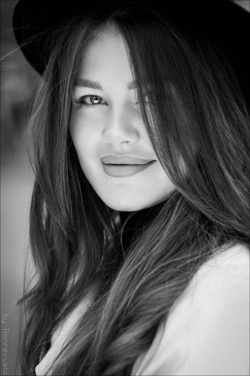 girl,woman,eyes,beauty,portrait,fashion,light,девушка,портрет,свет, глаза,bw,blackandwhite,black&white,чб,чернобелое, Ronrevuald