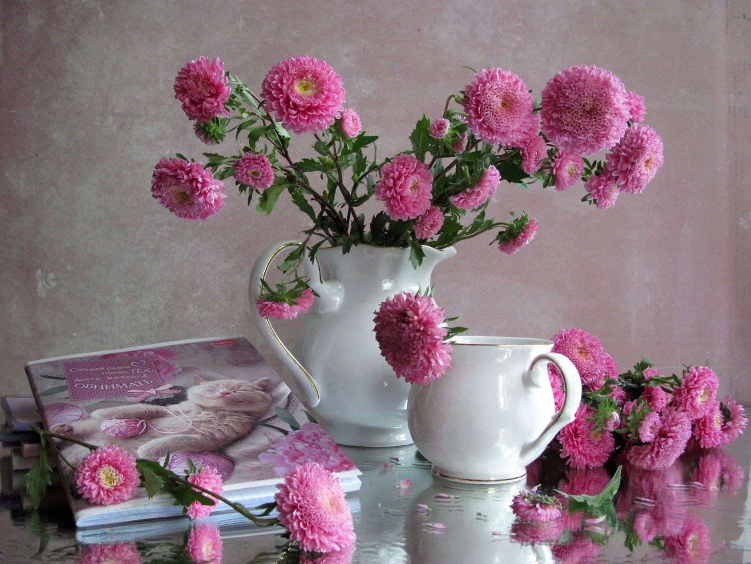 цветы, букет, астры, кувшин, кружка, тетради, Наталия Тихомирова