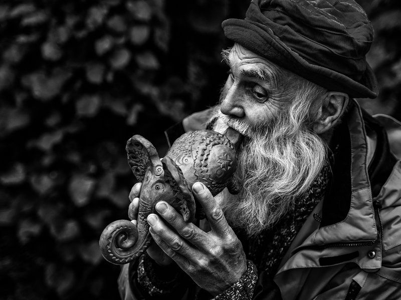 стрит улица чб монохром люди москва Играя на слоне фото превью