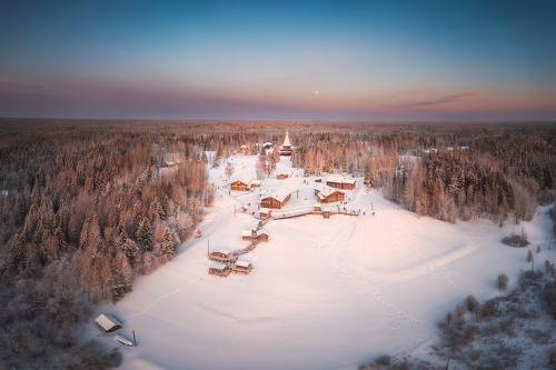 Малые Корелы в закатных лучах солнца