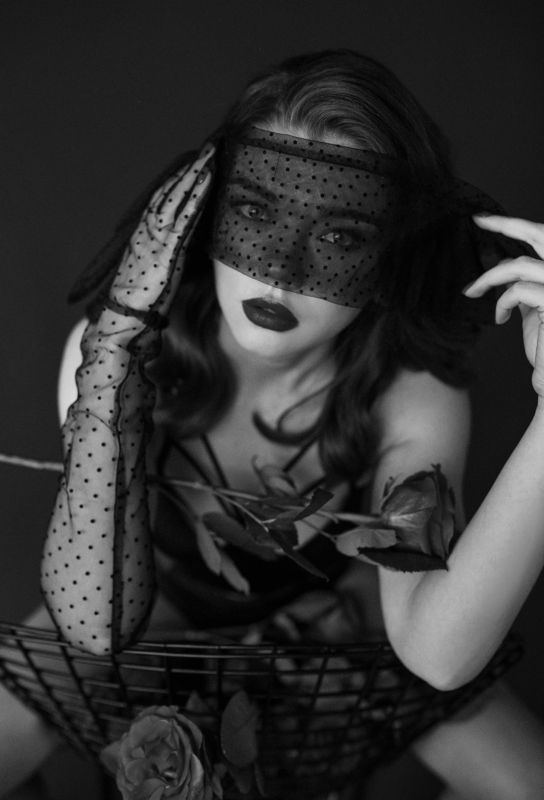 девушка, женский портрет, портрет, глаза, художественный портрет, красный, бордовый,цвет,розы,алые губы,чб  фото превью