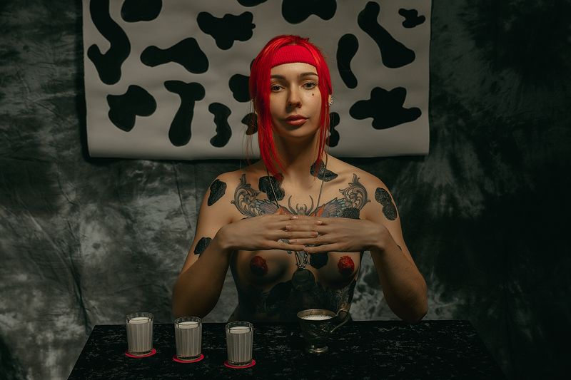 The crimson sails of a modern milkmaid фото превью