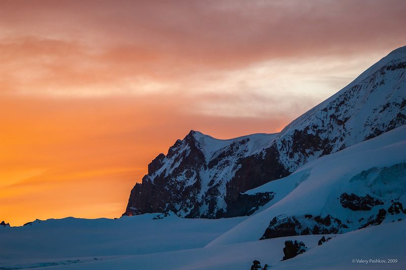 красочный вечер, закат, закат на эльбрусе, кюкюртлю, гара-баши, эльбрус, приэльбрусье, терскол, кабардино-балкария Pro краски заката на склонах Эльбруса фото превью