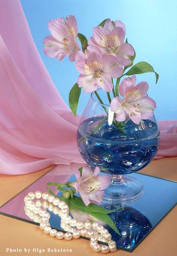 Альстрамерии в стеклянной вазе