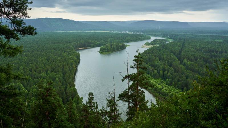 Пасмурный вид на плато фото превью
