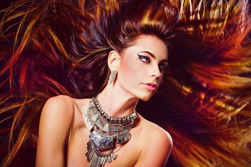Девушка, украшения, волосы, гламур, декоративно, макияж, ветер, студия,  Она - солнце фото превью