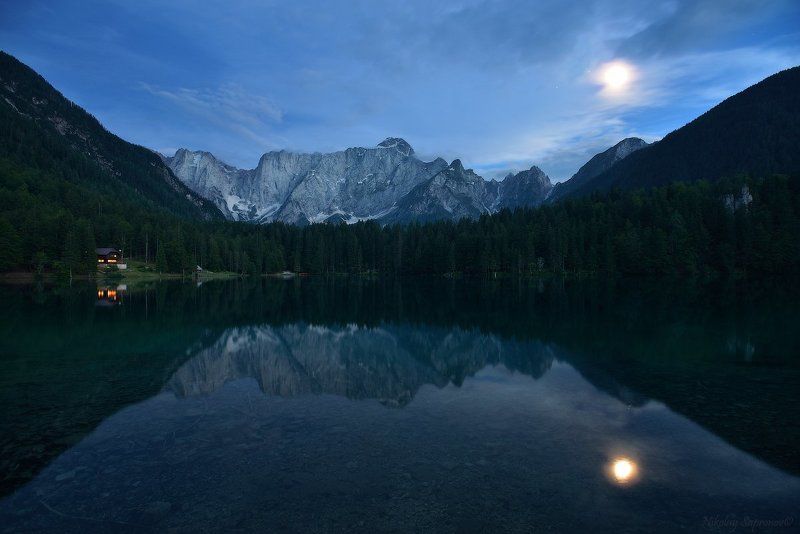 fusine, julain alps, laghi de fusine, альпы, горные озера, италия, ледниковые озера, лунный пейзаж, мангарт, мангартское озеро, отражение, юлианские альпы Начало лунной ночи на нижнем озере Fusine фото превью