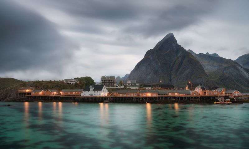 норвегия, лофотен, лофотенские острова, остров, берег, дом, море, вода, залив, осень, утро, мрачный, рейне, norway, lofoten, lofoten islands, reine, autumn, fall, water, house, hut, gloomy, bay Мрачное утро в Рейне / Gloomy morning in Reine фото превью