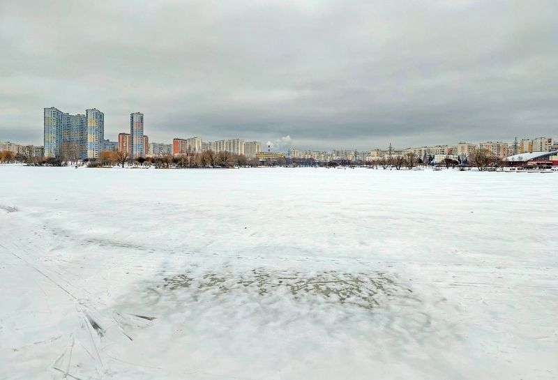 На замерзшем пруду фото превью