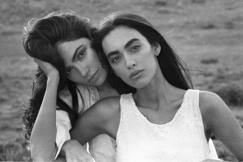 portrait, fashion, editorial, fashionphotography, girl, model, analog, ilford, ilfordhp5, film Niloufar & Touka фото превью