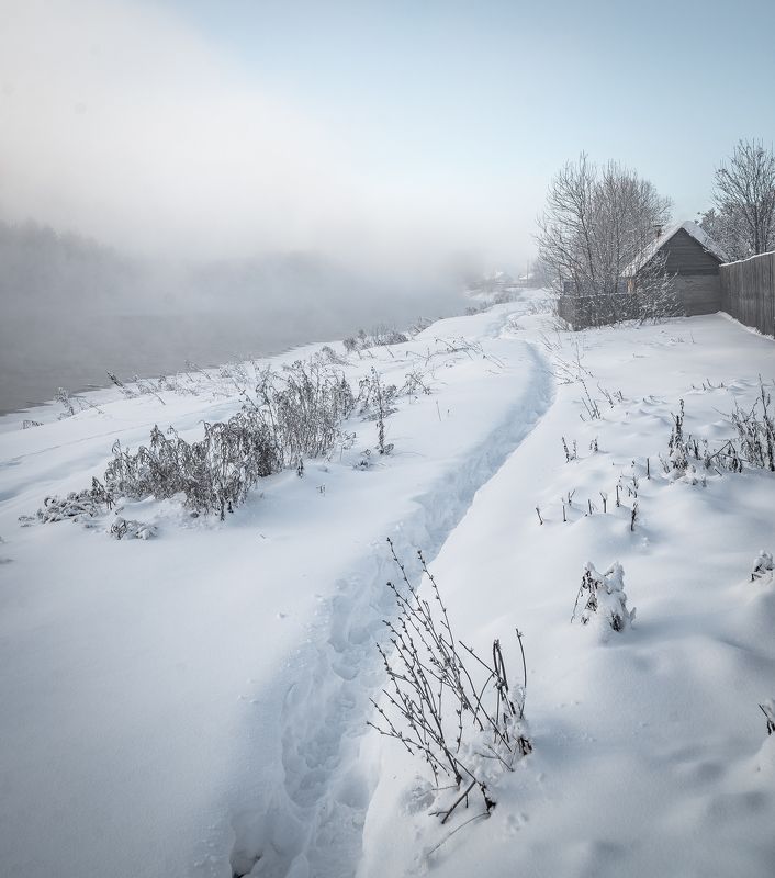 Тропинка по берегу реки. фото превью