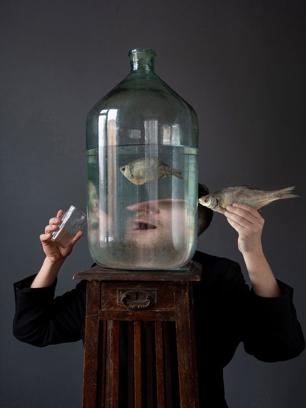 Метафорические преломления через бутыль. фото превью