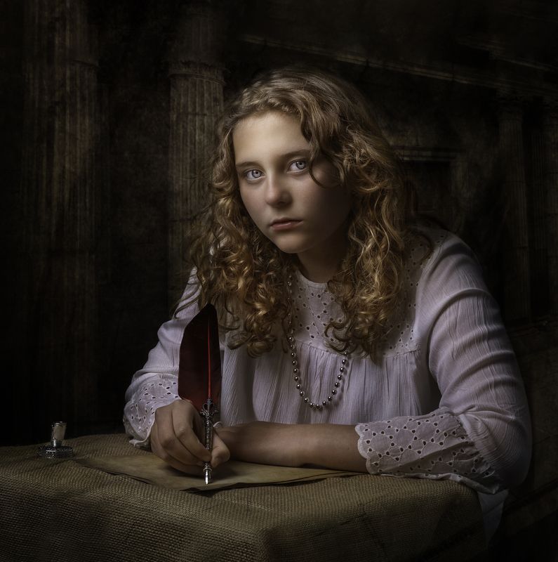 girl starting a letter фото превью