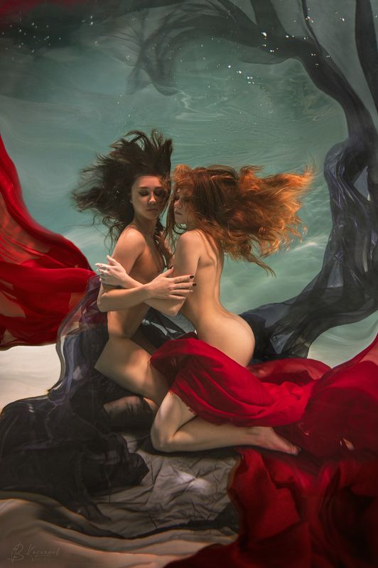 под водой, ню, парное фото Младшая сестра фото превью