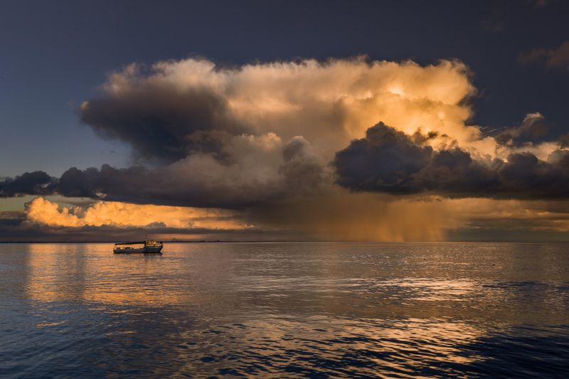 Дождливый закат фото превью