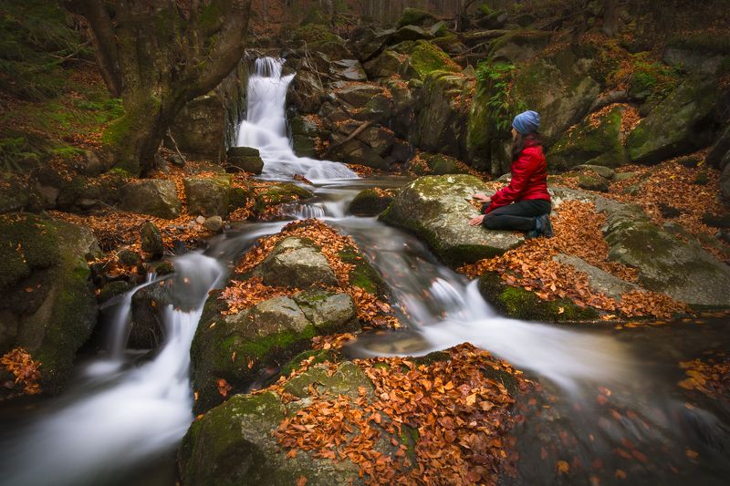 waterfall, autumn, forest, nature, landscape, woman, unrecognizable, silhouette, water, season Admiring water фото превью