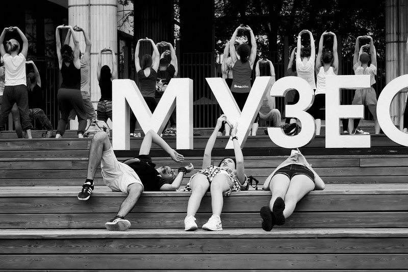 стрит улица чб монохром люди москва музеон Йога фото превью