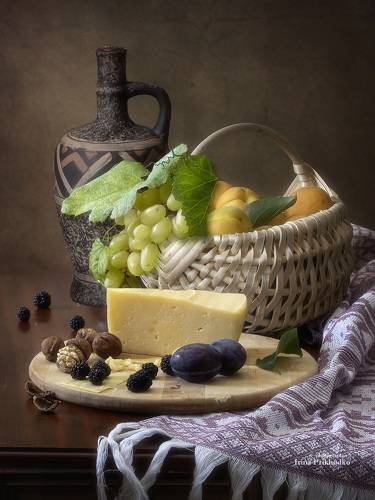 Натюрморт с сыром и фруктами