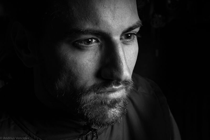 Low key portrait фото превью