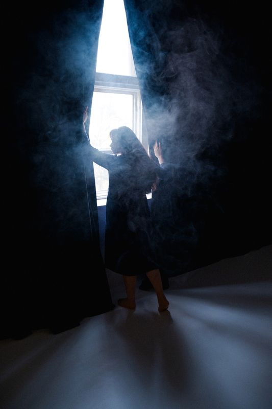 портрет, дым У окна фото превью