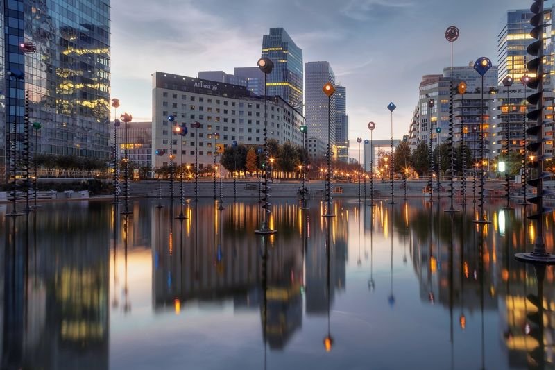 город,,отражения,архитектура бассейн Вечерний Дефанс фото превью