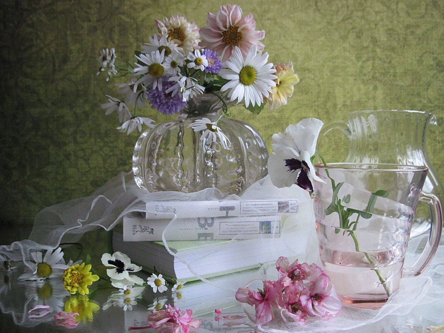 цветы, букет, георгины, ромашки, астры, анютины глазки, герань, кувшин, ваза, кружка, платок, книги, Наталия Тихомирова