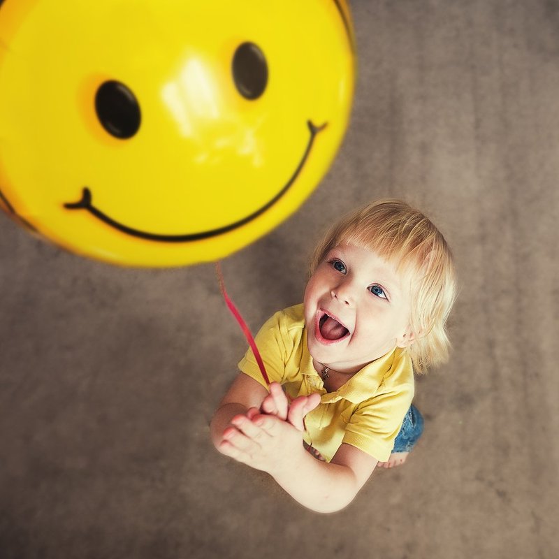 мальчик, малыш, шарик, улыбка, смайлик Смайлики фото превью