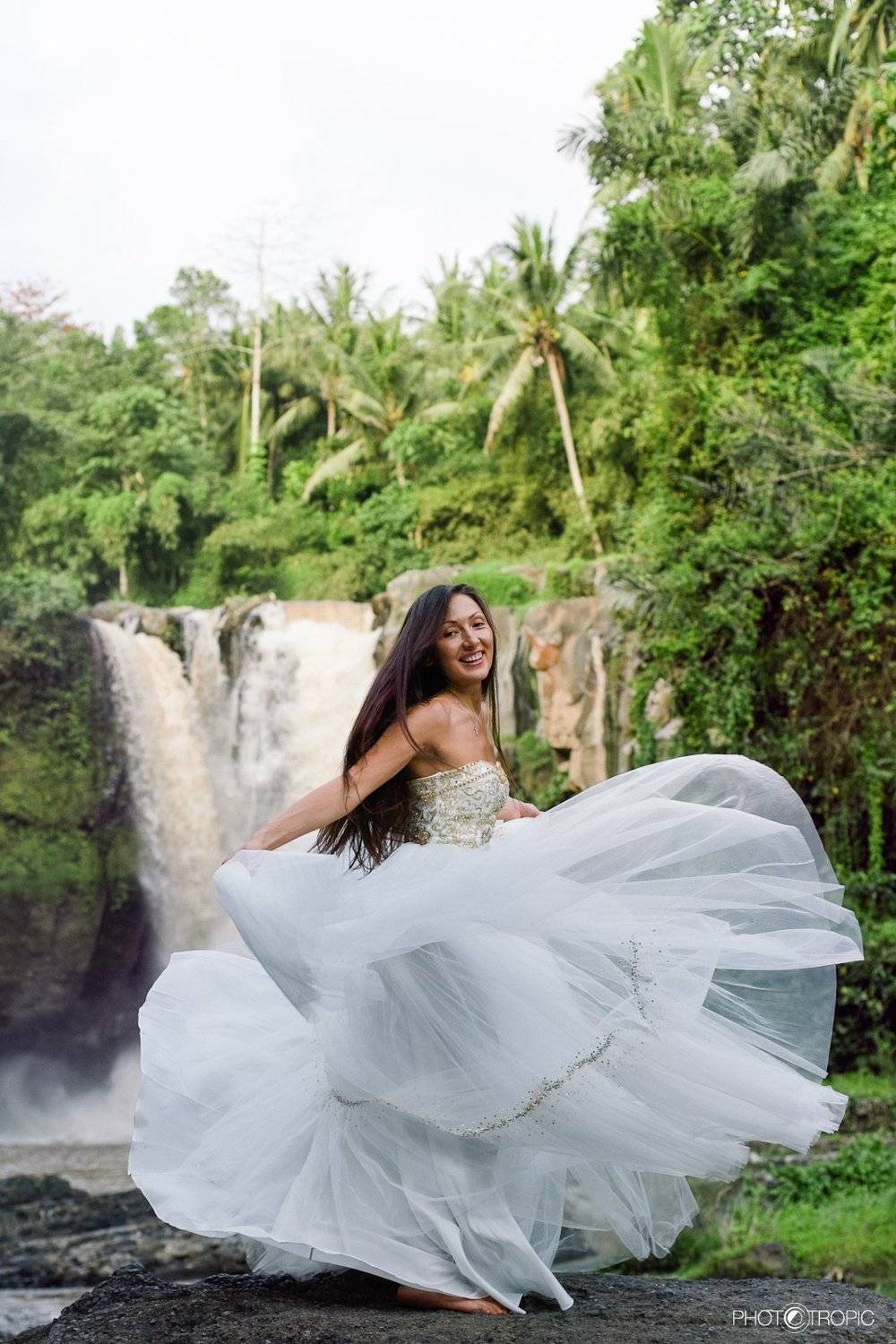 путешествие, свадьба, невеста, образ, девушка, платье, елен цай, elen tsay, бали, wedding, счастьее, нежность, любовь, азиатка, грация, красота, водопад, культура, традиции, Japan
