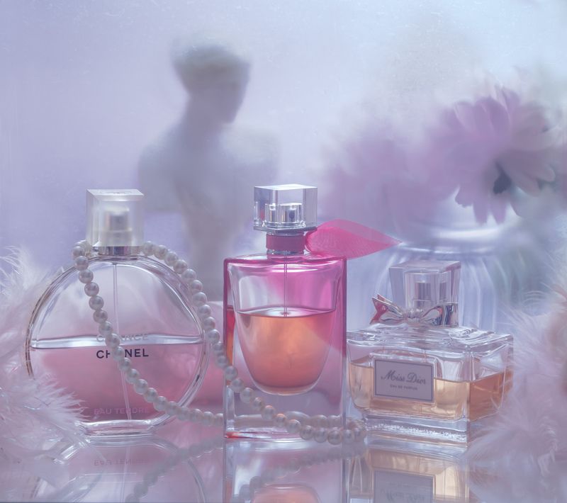 натюрморт,этюд,стекло,розовое,перья,духи,флаконы,отражения,розовый,цветы, Флаконы воспоминаний... фото превью