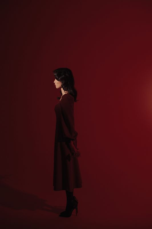 Девушка в красном фото превью