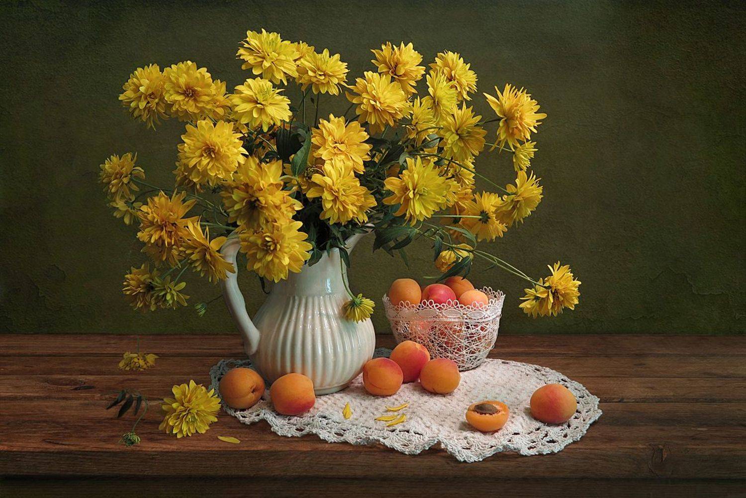 натюрморт,цветы,абрикосы,салфетка,лето,кувшин,плетеная ваза из ниток, Алла Шевченко