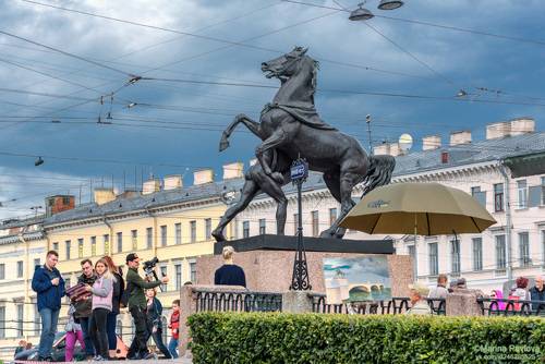 Летняя жизнь Аничкого моста