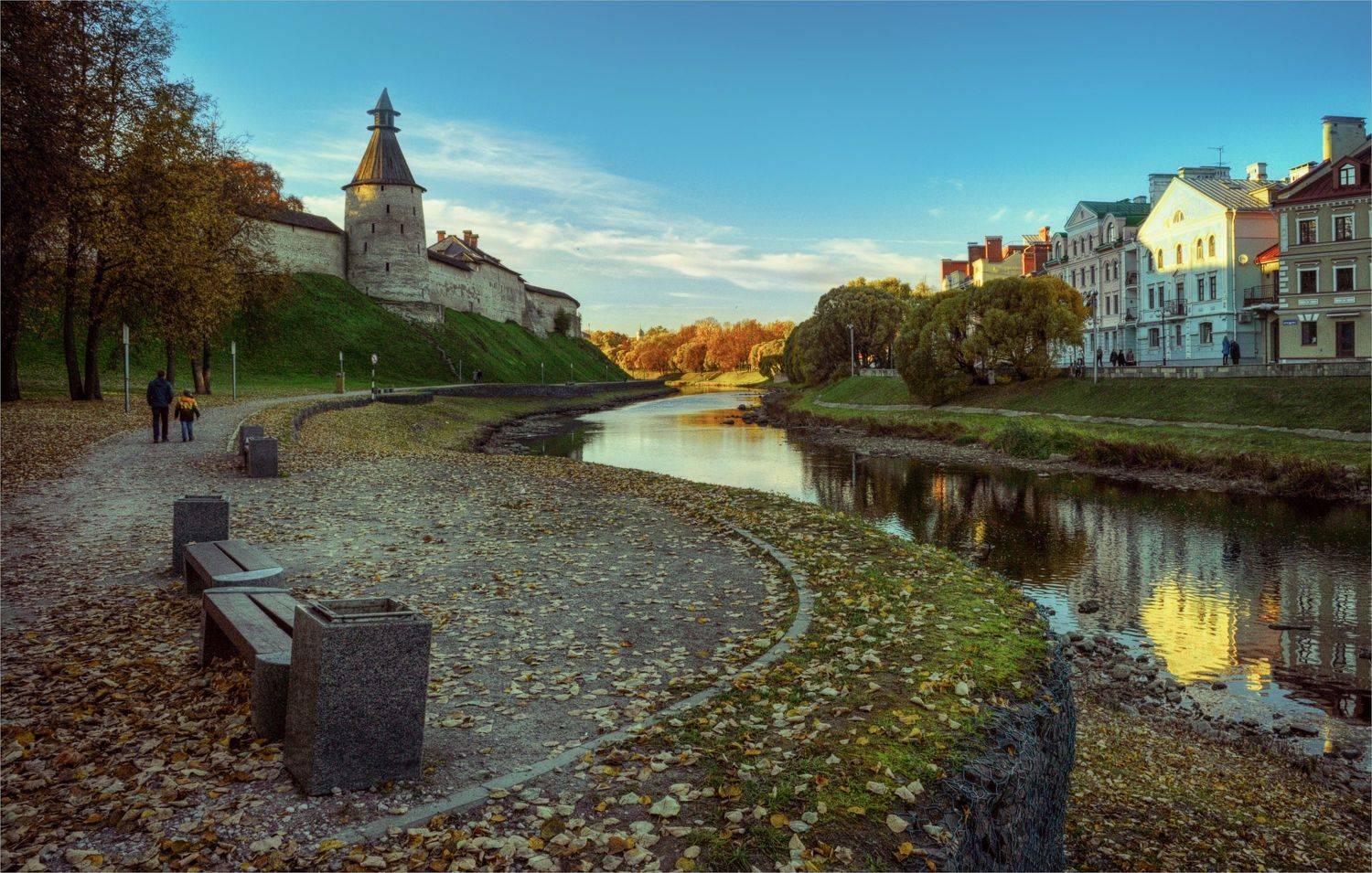 река набережная люди древняя башня вечерний свет, Вера Петри