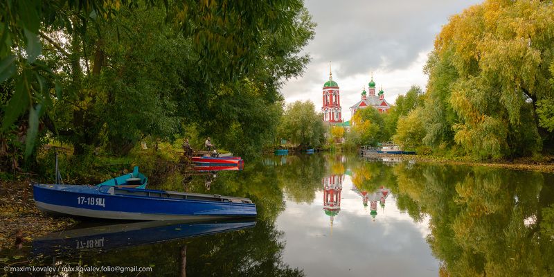 осень, вода, река, отражение, церковь, Переславль-Залесский, рыбак, лодка, зеркало Тихая осень в Рыбной слободе фото превью
