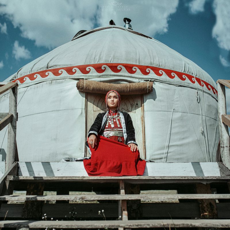 башкиры, народы, традиции, юрта, небо, костюм, национальный, девушка, красный  Жена башкирского хана фото превью