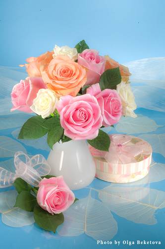 Розы на голубом фоне