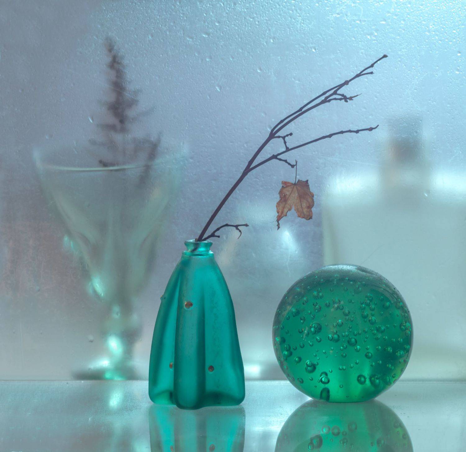 натюрморт,этюд,вазы,стекло,листья,зелёное,кленовыйлист,капли,, Антонина Яновска