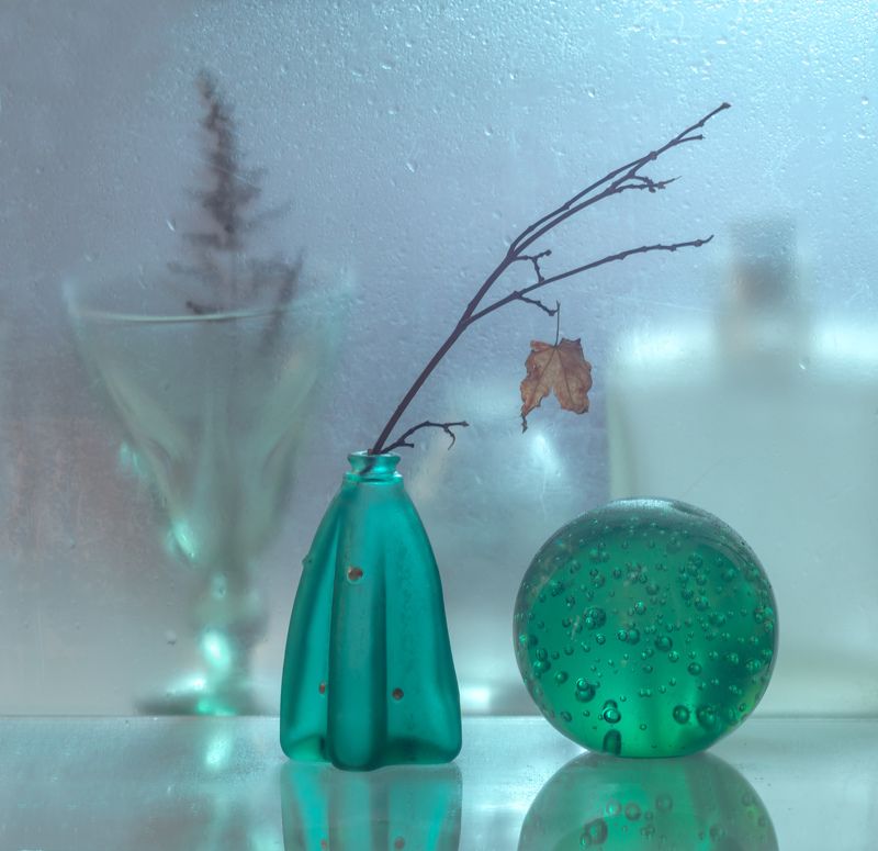 натюрморт,этюд,вазы,стекло,листья,зелёное,кленовыйлист,капли, Самый стойкий... фото превью