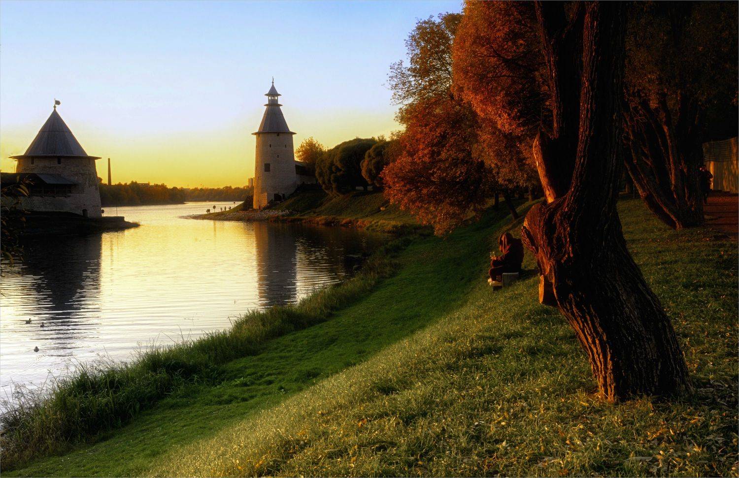 река девушки стена башня деревья, Вера Петри