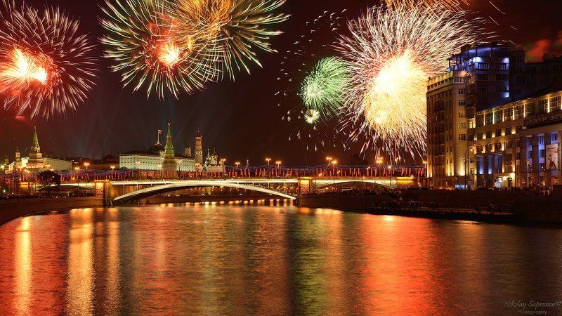 день победы, победа, москва, праздник, 9 мая, вечерняя москва, большой каменный мост, дом на набережной, театр эстрады, москва-река, кремль, московский кремль, салют, феерверк Салют над Москвой в честь 70-го Дня Победы фото превью