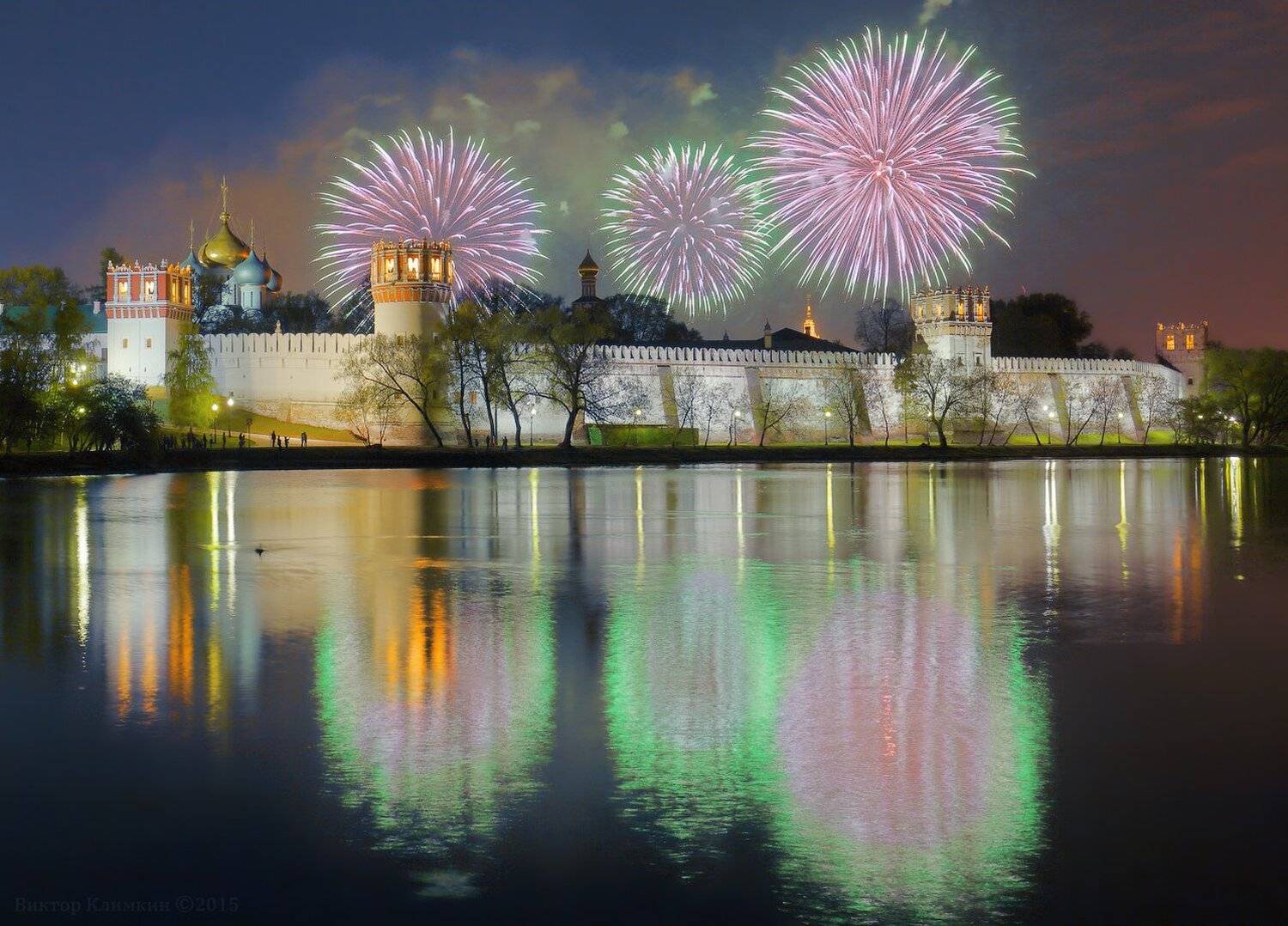 9 мая, вечер, день победы, москва, новодевичий  монастырь, победа, пруд, россия, салют, Виктор Климкин