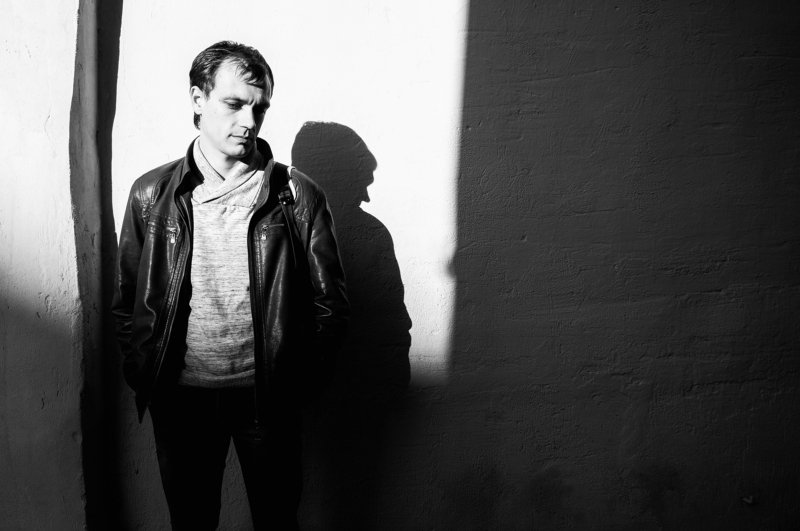 мужчина, портрет, свет, тень Вышел из тени фото превью